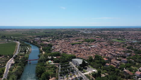 Luftaufnahme,-Die-über-Die-Stadt-Sérignan-In-Frankreich-Reist-Und-Im-Hintergrund-Das-Mittelmeer-überquert